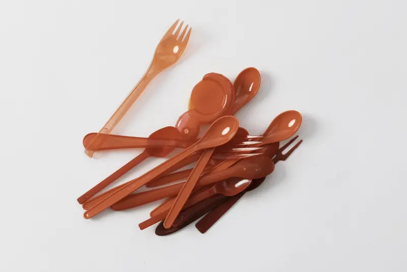 Plastikbesteck in verschiedenen Rottönen 