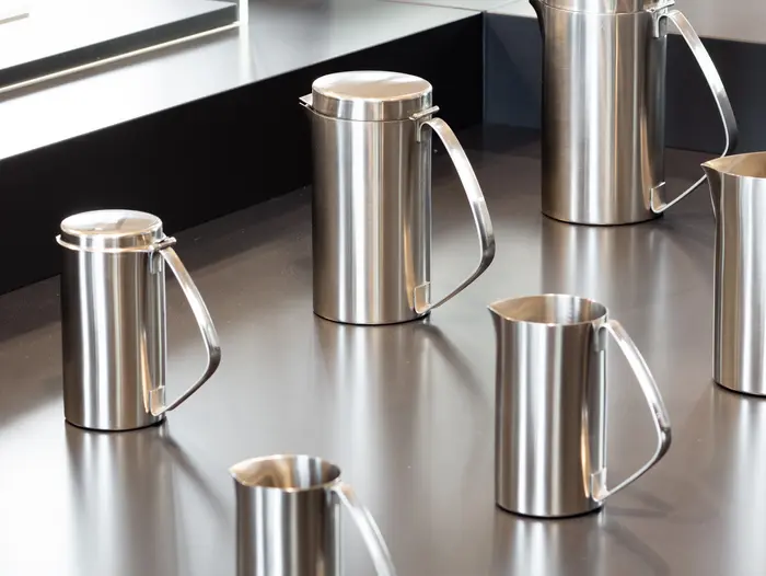 Mehrere Silberwaren in Form einer Kanne