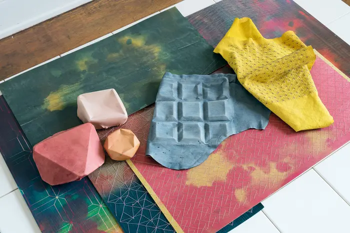 verschiedene, teils mit Mustern bestickte Stoffe