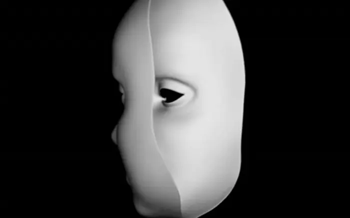 Weiße Maske vor schwarzem Hintergrund