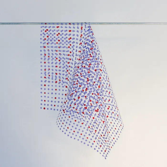 Hängendes Tuch aus violetten und roten Pünktchen