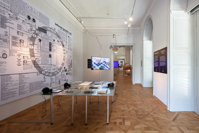 Ausstellungsansicht eines Präsentationstisches und einer Informationsgrafik 