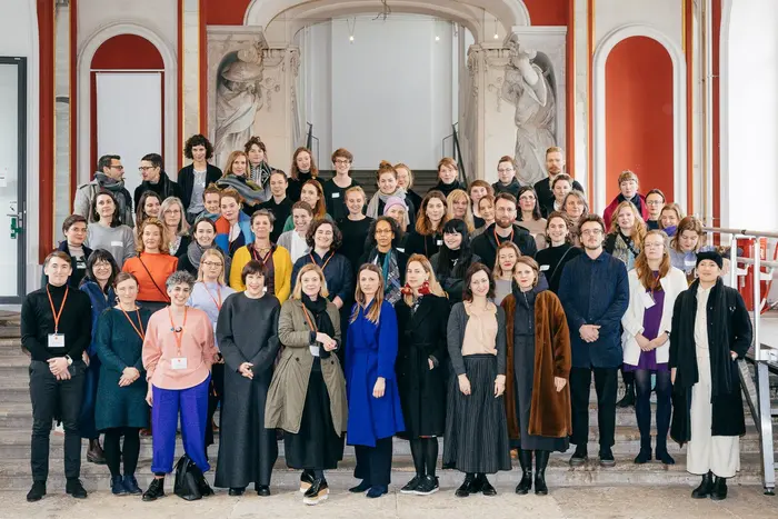 Gruppenbild vieler Menschen auf einer Treppe