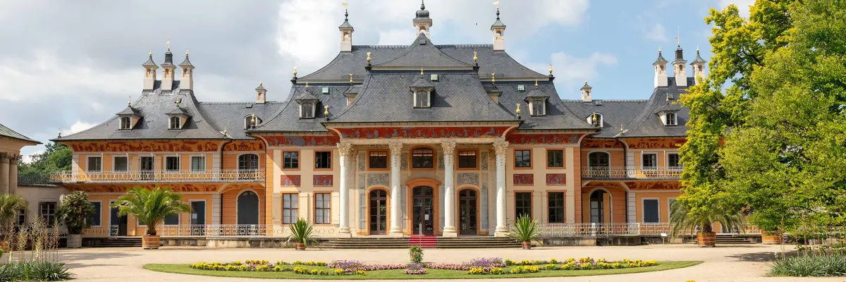 Schloss Pillnitz, Wasserpalais Vor dem Bergpalais eine Gartenanlage mit Teich und Wasserfontäne