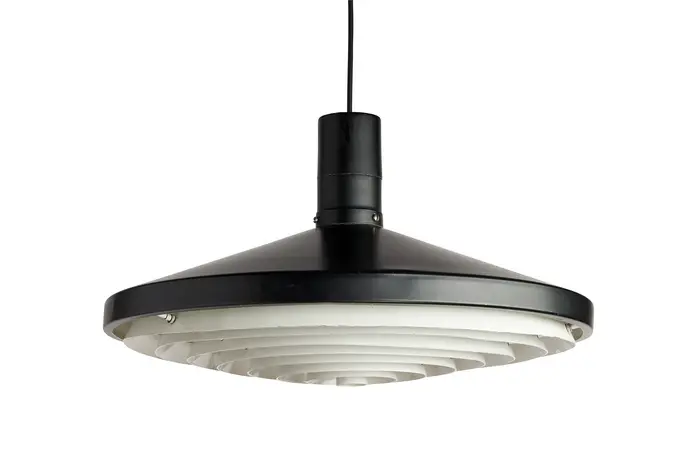 Leuchte aus schwarzem Metall