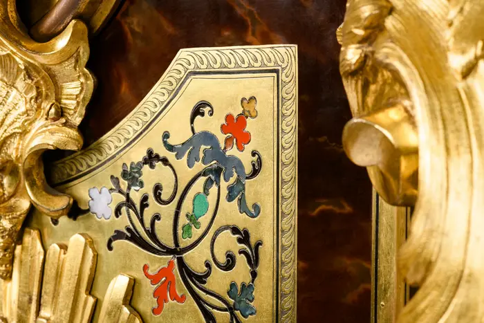 Detail mit floralem Muster und goldener Verzierung