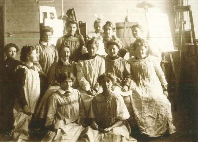 Fotografie einer Gruppe mit Malerkitteln 