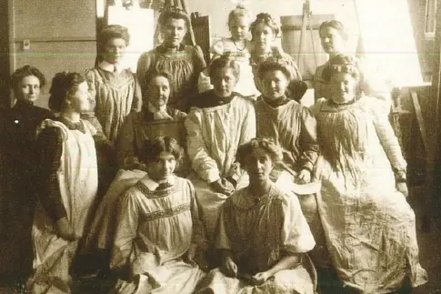 Fotografie einer Gruppe mit Malerkitteln 