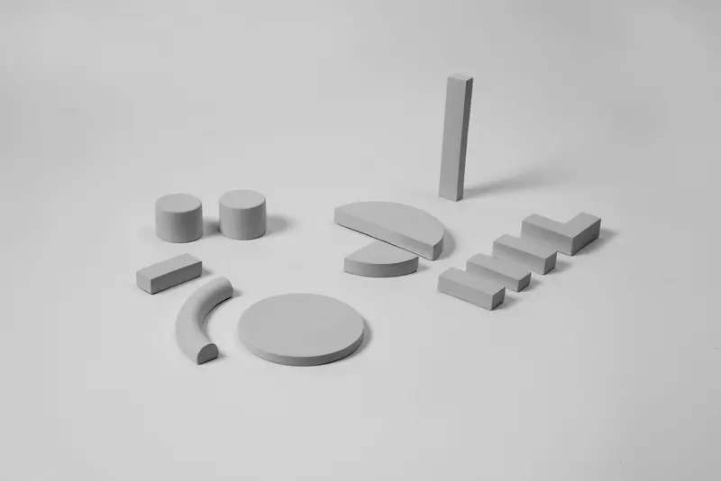 Unterschiedliche Formen von grauen Bauklötzen 