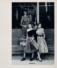Ansicht zweier Frauen in gepunkteten langen Röcken vor einer Treppe