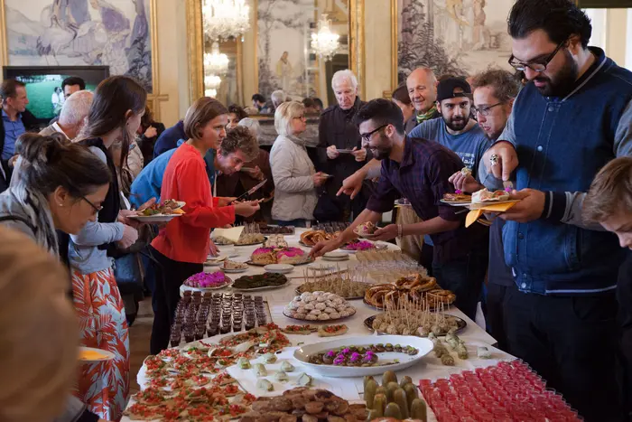 Buffet mit vielen Menschen