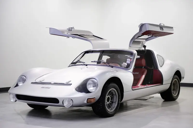 Ansicht eines Sportwagens mit geöffneten Türen