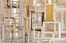 Ausstellungsansicht "Blickwechsel: Chiharu Shiota und das Wechselspiel von Innen und Außen"