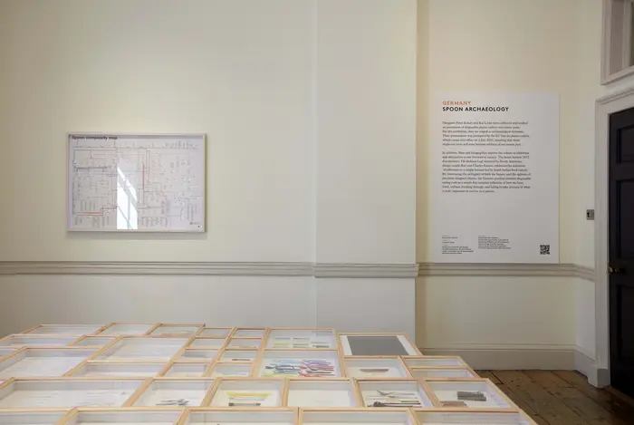 Ausstellungsansicht verschiedener Schaukästen und Informationstexten der Ausstellung "Spoon Archaeology"