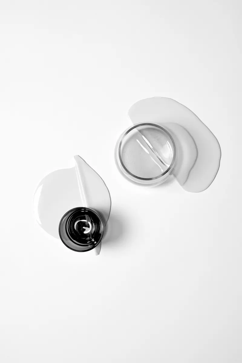 Zwei Gläser mit ausgelaufener durchsichtiger Flüssigkeit