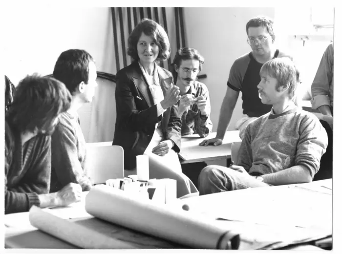 Schwarz-Weiß-Fotografie einer Klasse beim Unterricht