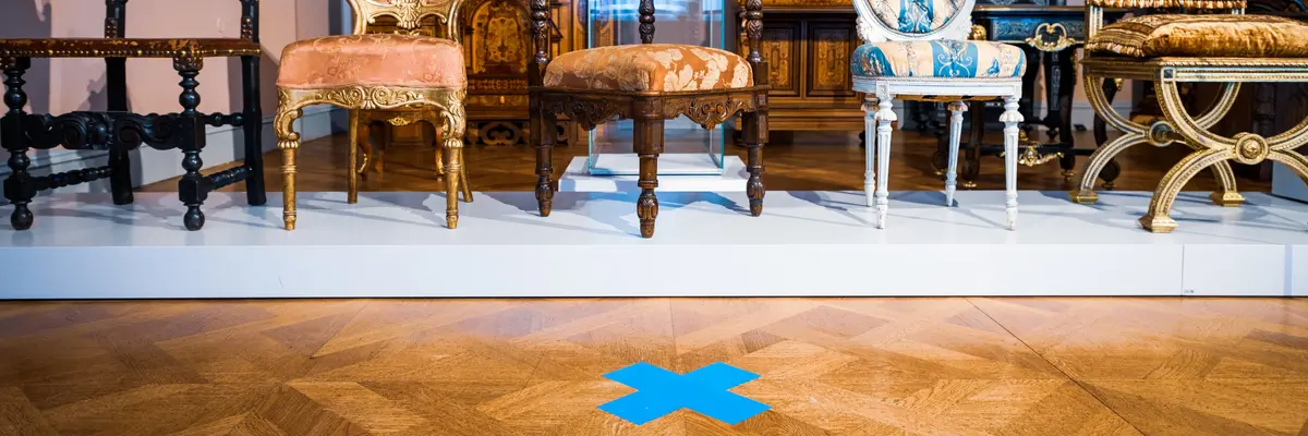 Fünf Polsterstühle in verschiedenen Ausführungen und Verzierungen