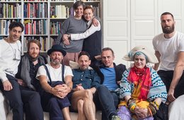 Designer und Kuratorinnen während der Mailänder Möbelmesse 2016. Gruppenbild der Designer und Kuratoren der Ausstellung