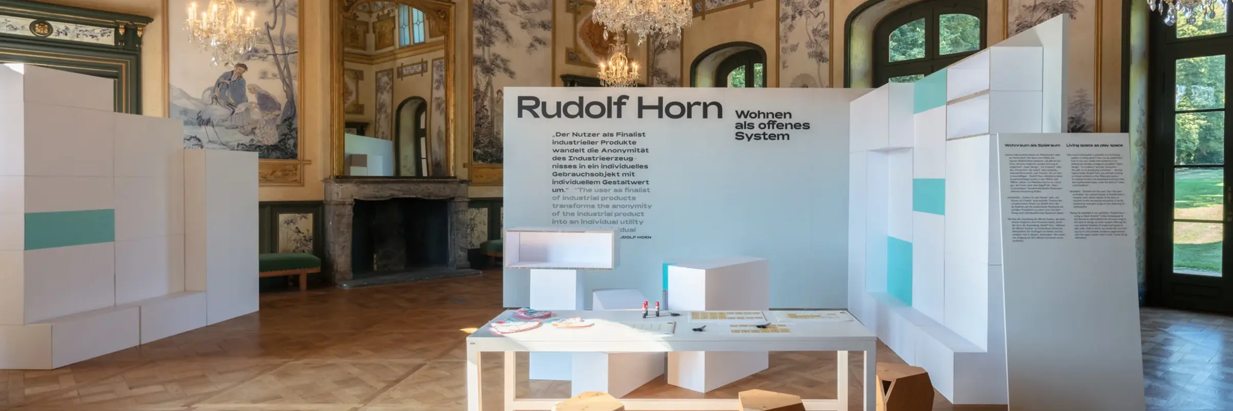 Ausstellungsansicht in prunkvollen Festräumen 