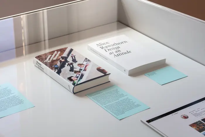 Foto eines Schaukasten gefüllt mit Büchern und Informationstexten