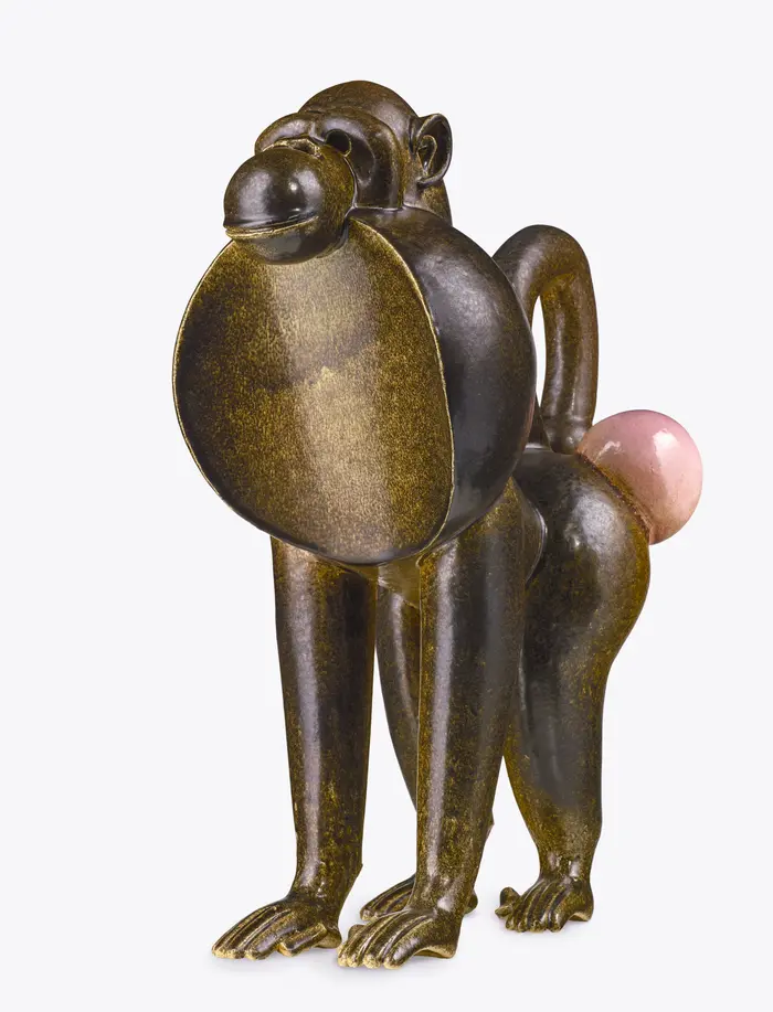 Statue eines Pavian, der auf allen Vieren steht