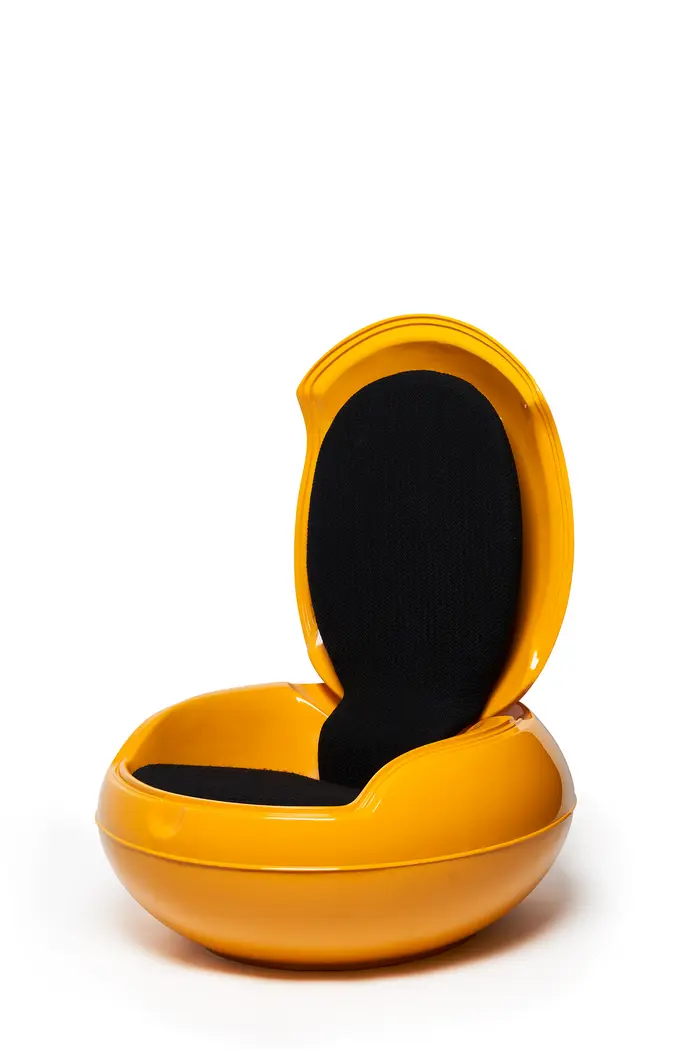 Gelber eiförmiger Sessel mit Lehne und schwarzem Innenfutter