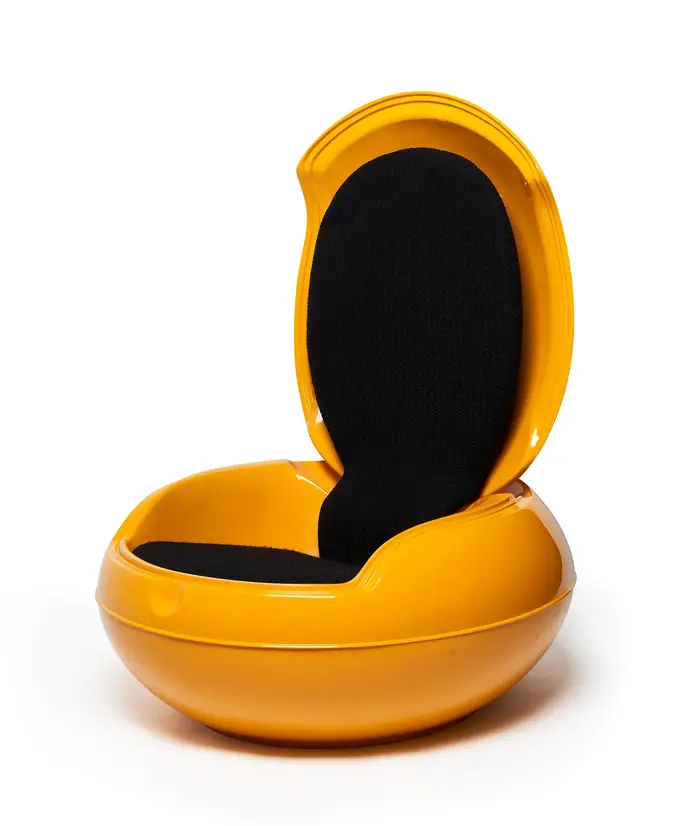 Gelber eiförmiger Sessel mit Lehne und schwarzem Innenfutter