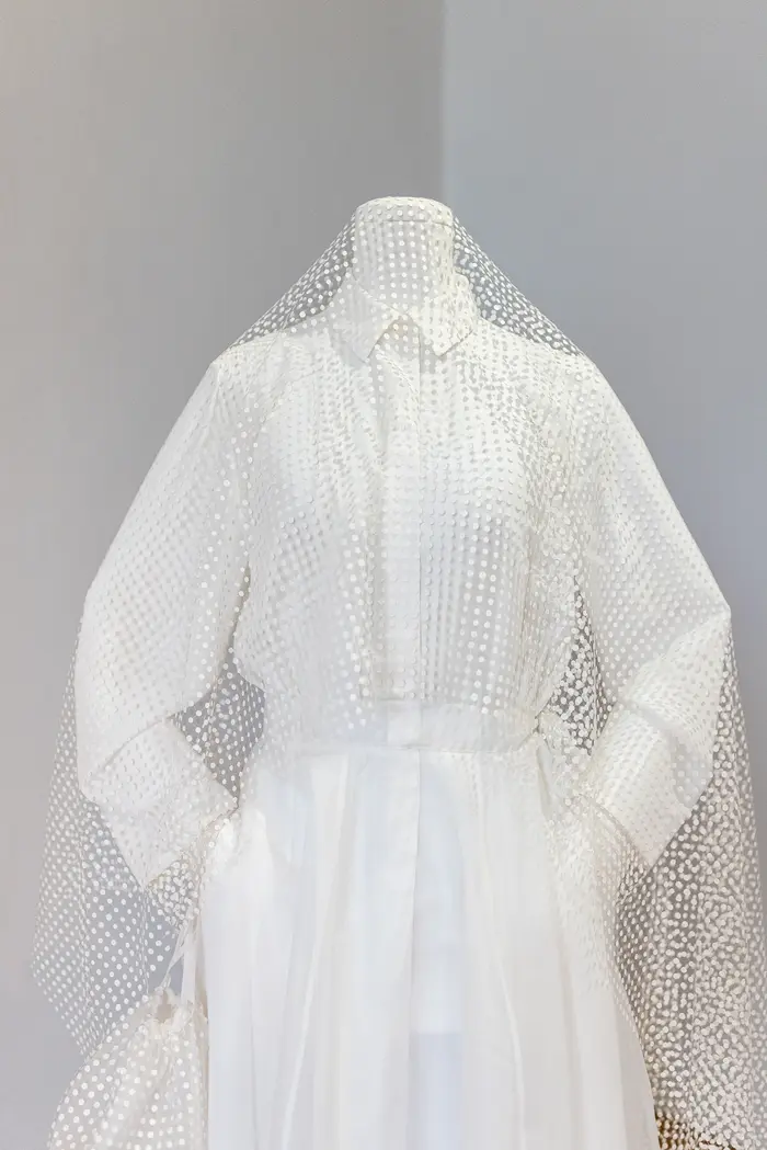 Weißes Kleid mit Schleier 