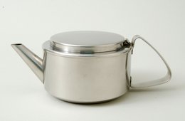 Teekanne, Christa Petroff- Bohne (Entwurf), VEB Auer Besteck- und Silberwarenwerke (Ausführung), um 1961 Teekanne