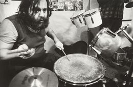 Foto von A. R. Penck am Schlagzeug