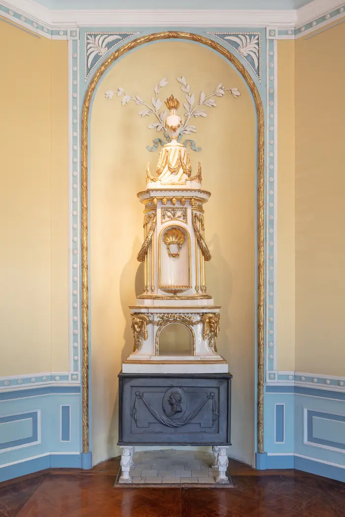 Historischer Zierkamin mit goldenen Verzierungen 