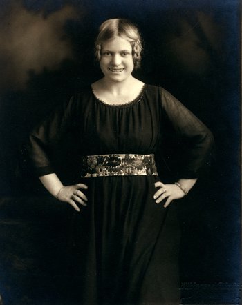 historisches Porträtfoto von der Designerin Bertha Senestréy