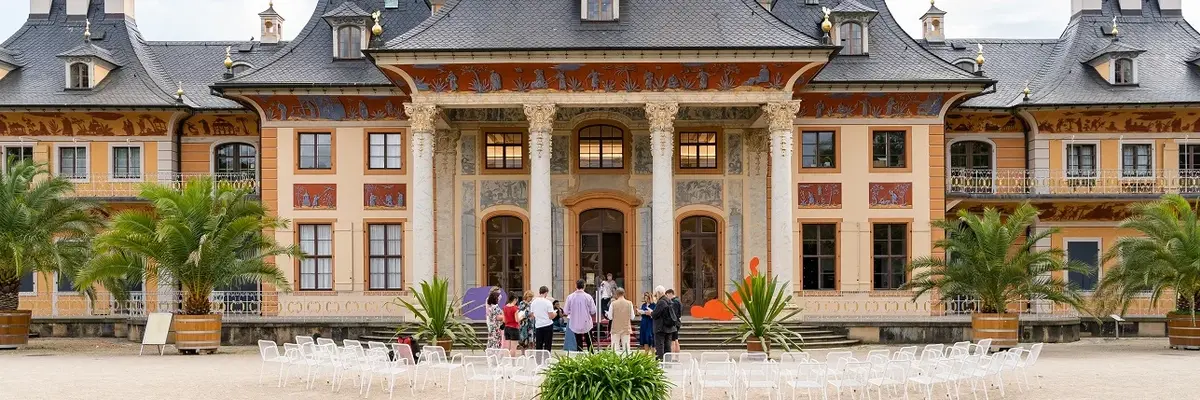 Wasserpalais von außen, breite Treppe führt vom Palais zum Elbufer