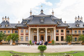 Schloss Pillnitz Wasserpalais von außen, breite Treppe führt vom Palais zum Elbufer