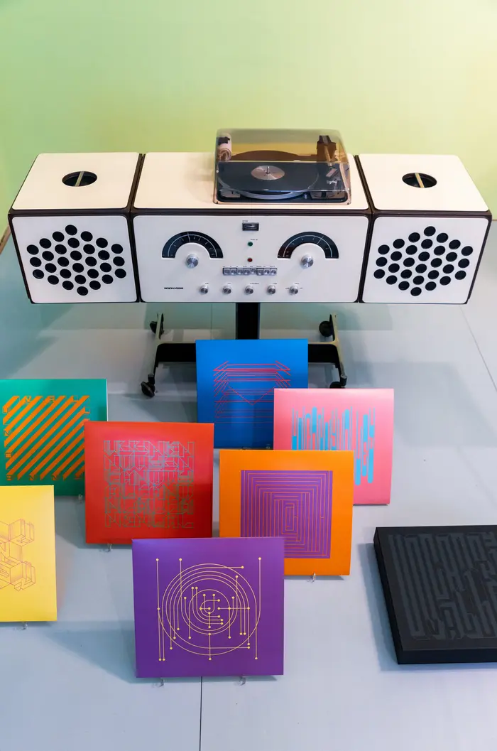 Dekorativer Plattenspieler mit verschiedenfarbigen Vinyl-Plattencovern