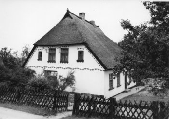 schwarz-weiß Fotos eines reetgedeckten Hauses