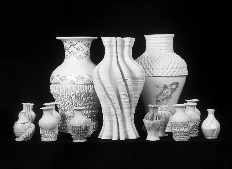 Verschiedene Vasen mit geschwungenen Mustern und Zeichnungen