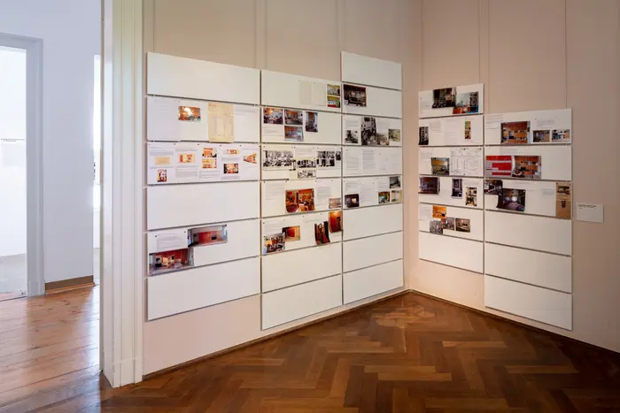 Ausstellungsansicht verschiedener Informationstafeln und Fotografien