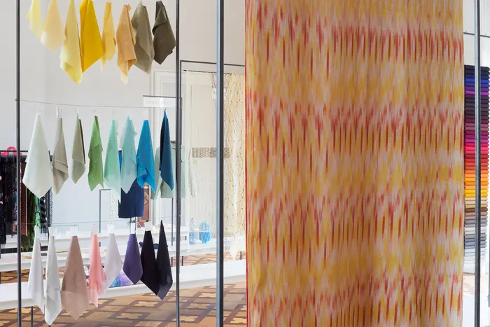 viele verschiedene, aufgehangene Stoffe