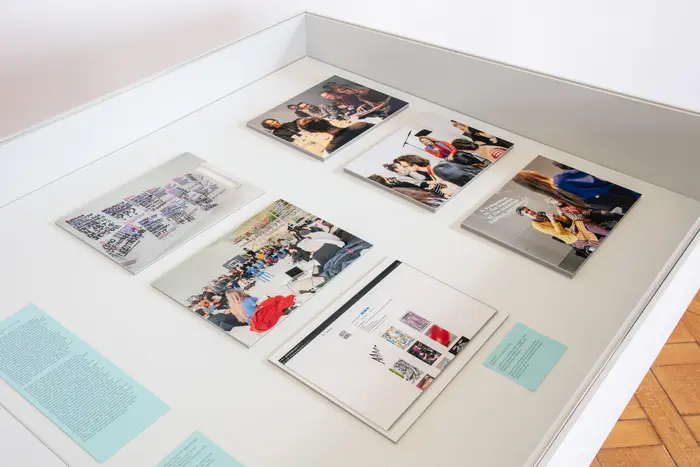 Bild eines Schaukastens gefüllt mit Fotos und Informationstexten