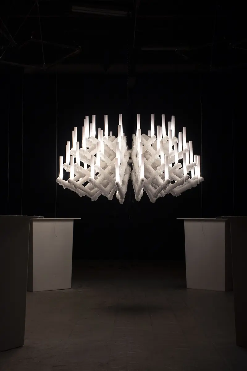 Weißer Kronleuchter in einem dunklen Raum