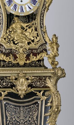 Detail einer Uhr mit goldenen Verzierungen