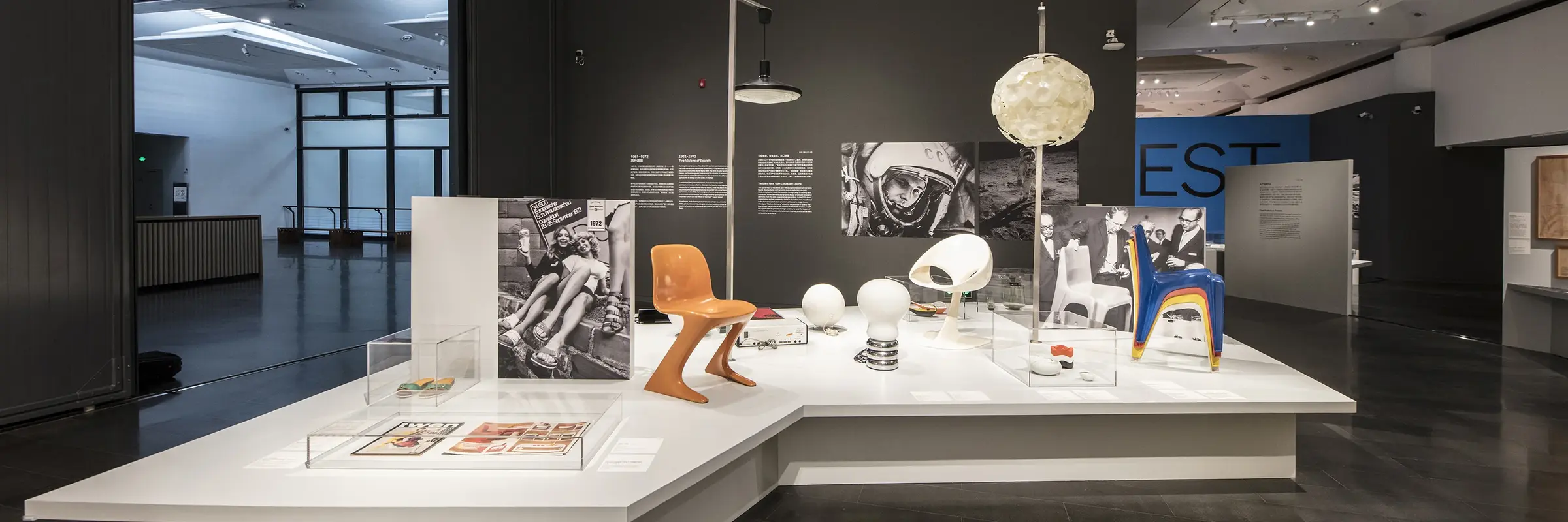 Ausstellungsansicht einer Präsentationsfläche mit verschiedenen Einrichtungsgegenständen