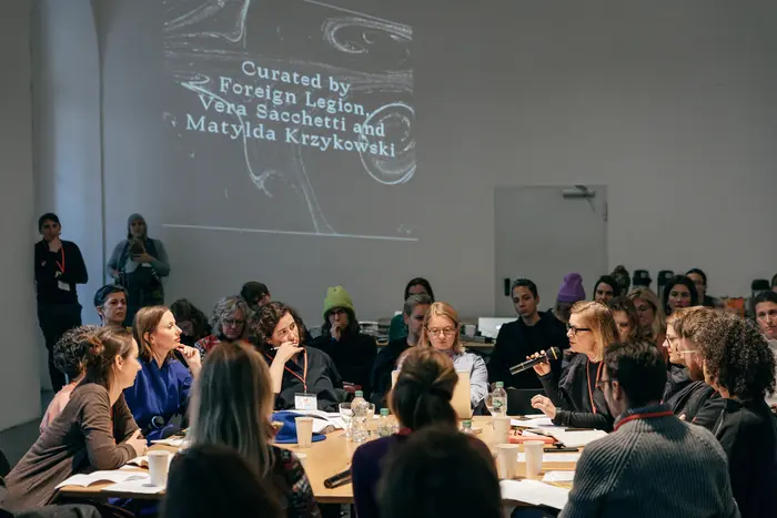 Gespräche im Rahmen einer Veranstaltung mit vielen Personen