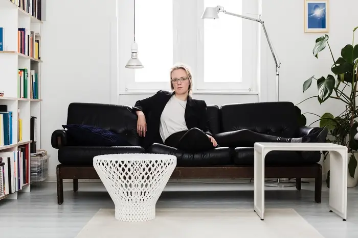 Frau in einem Wohnzimmer sitzend