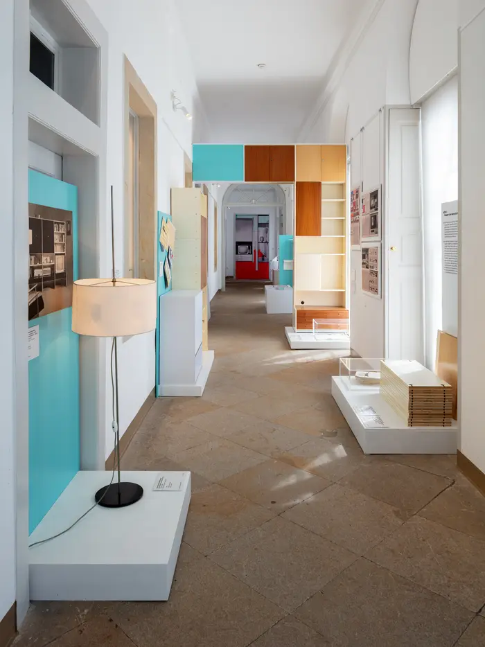 Ausstellungsansicht mit bunter und heller Gestaltung