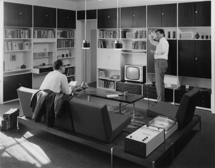 Schwarz-Weiß-Fotografie von zwei Männern in einem Wohnzimmer aus dem Jahr 1968