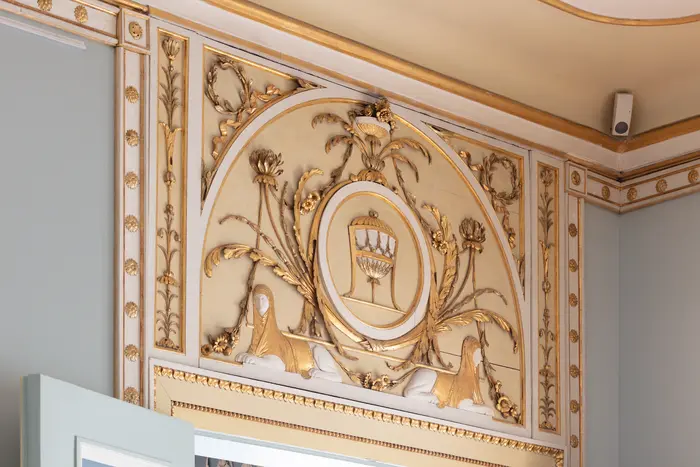 Florale goldene Stuckverzierungen 