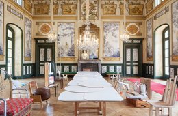 Ausstellungsansicht „Creative Collisions – Studio Rygalik und junge Kreative“ ausgefallene Stühle und in einem Saal des Schloss Pillnitz