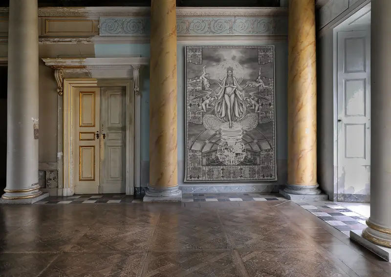 Ansicht eines historischen Saals mit großem Wandbild einer Frau